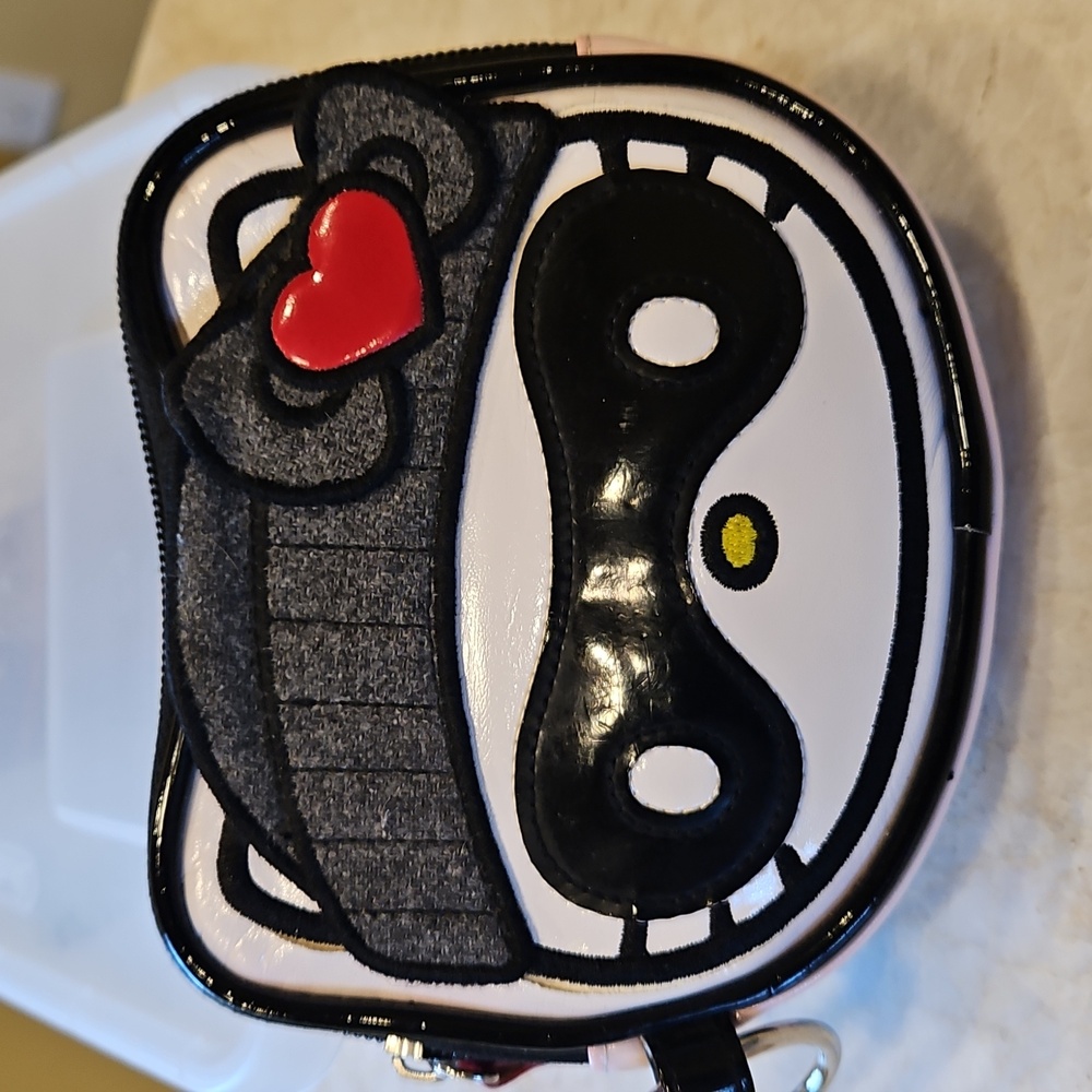 Hello Kitty X Loungefly LOVE Bandit  Accessory Pouch/COIN Purse